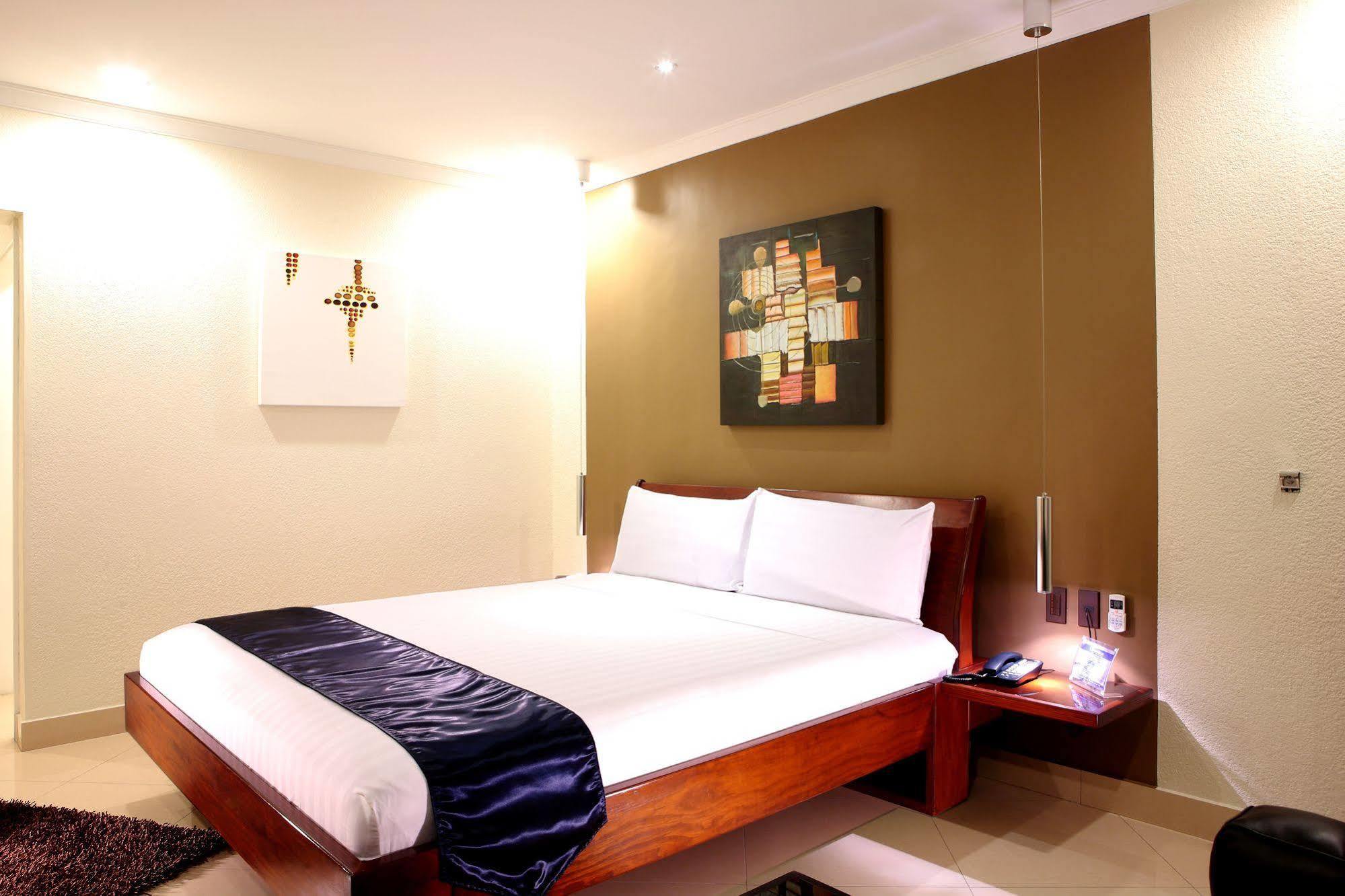 Queens Hotel Angeles City Exteriér fotografie