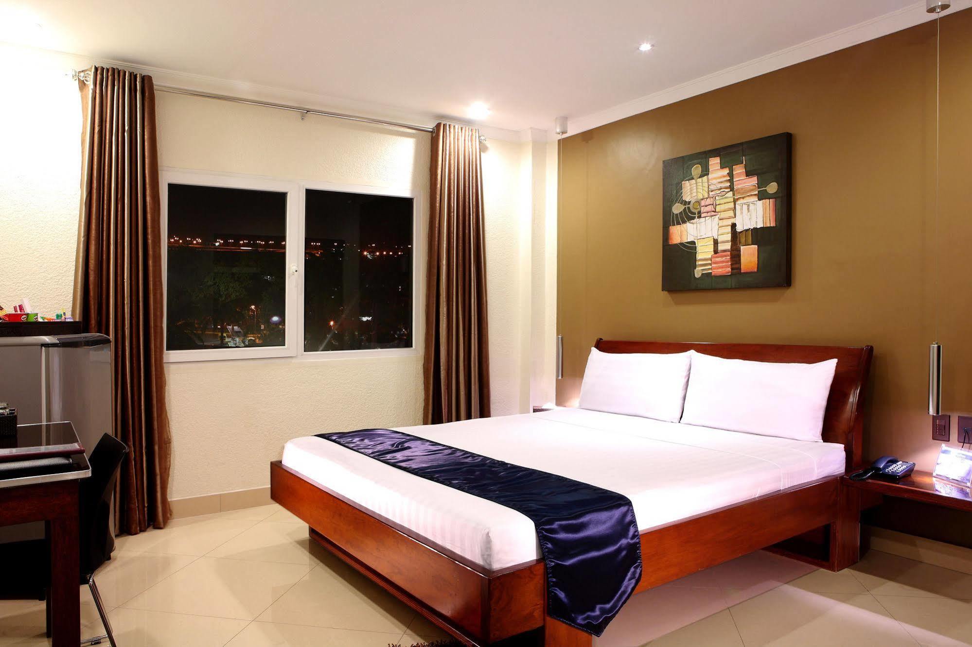 Queens Hotel Angeles City Exteriér fotografie