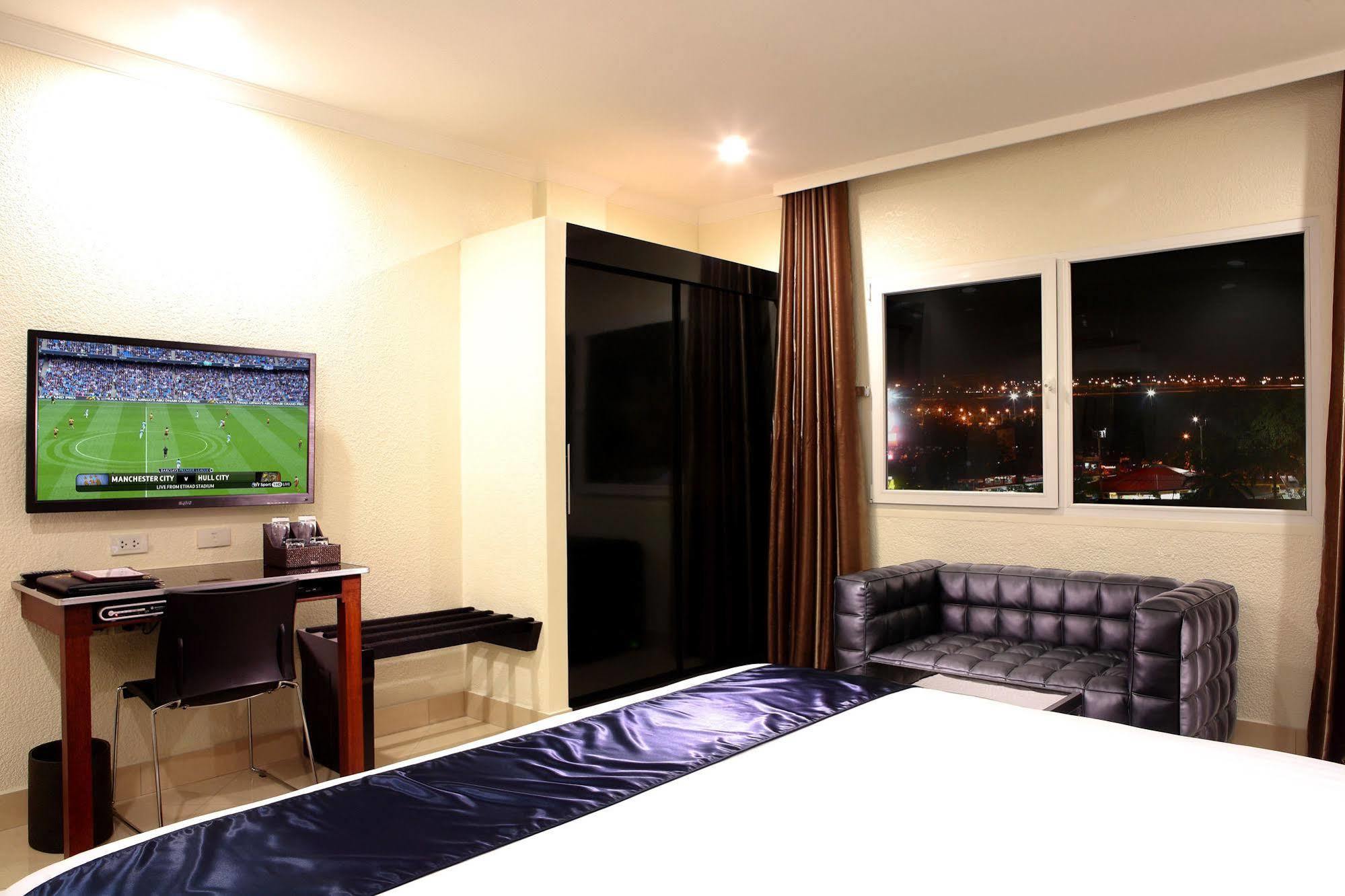 Queens Hotel Angeles City Exteriér fotografie