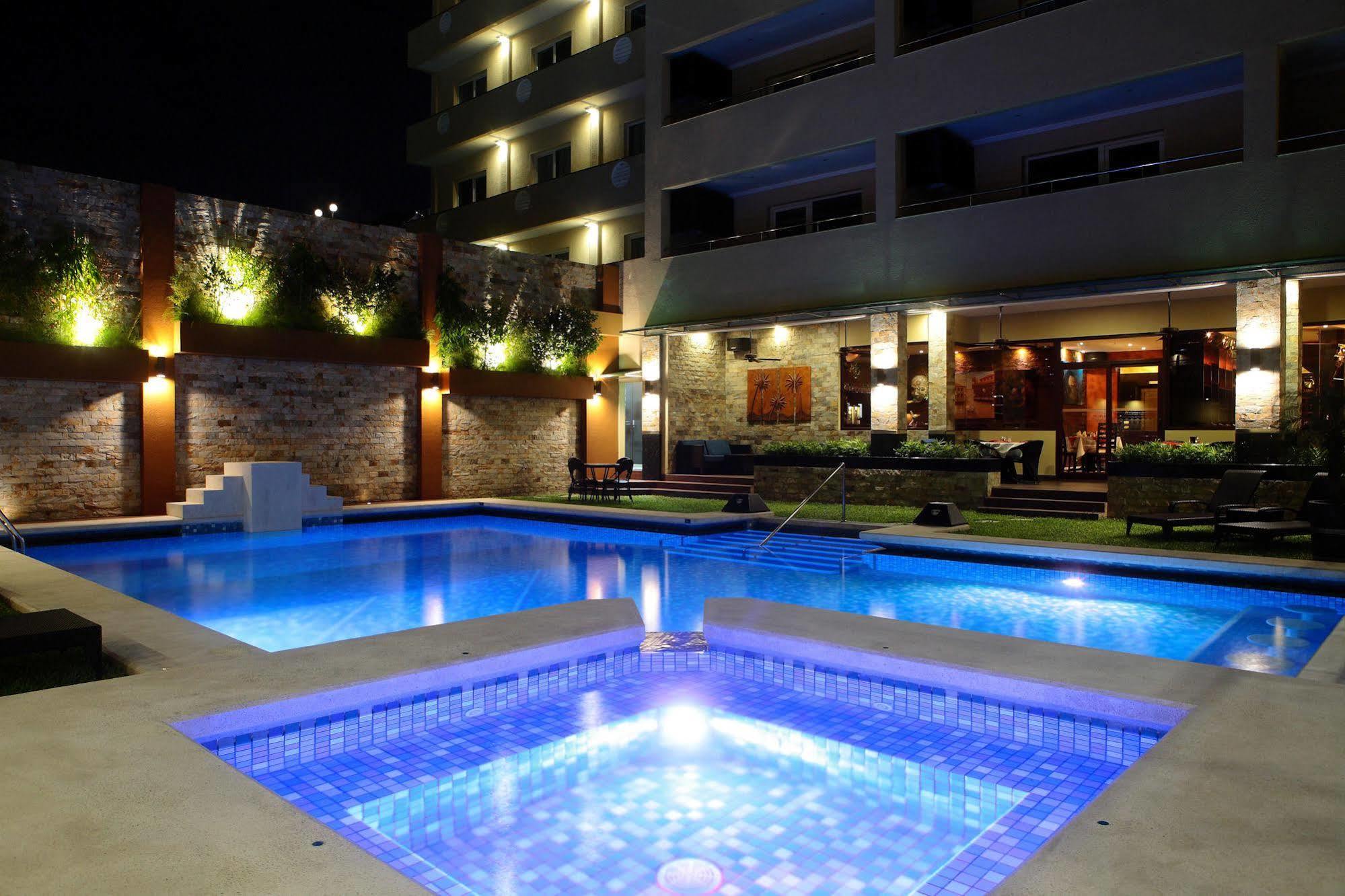 Queens Hotel Angeles City Exteriér fotografie